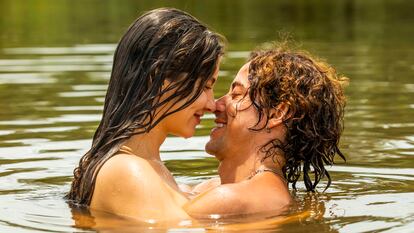 Juma y Jove se besan en una escena de la telenovela brasileña 'Pantanal'.