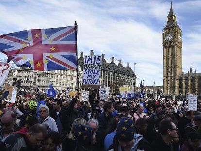 Manifestantes muestran su desacuerdo con el &quot;Brexit&quot; durante una protesta ante el Parlamento en Londres (Reino Unido).