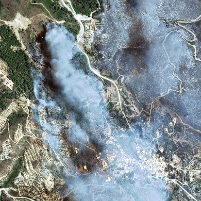 Imagen satélite de los incendios forestales en la isla de Rodas (Grecia), este miércoles. 