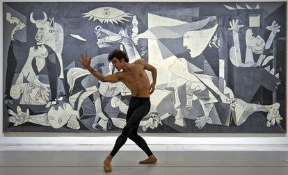 El bailarín Josué Ullate que ensaya "Quiebro", una coreografía de su padre Víctor Ullate, delante del "Guernica" de Picasso, como preparación de un espectáculo que se desarrollará el domingo 27 de abril, Día Internacional de la Danza.