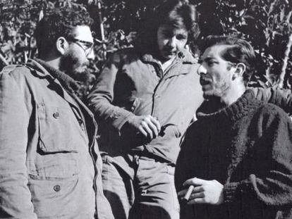 El reportero Enrique Meneses (derecha) habla con Fidel Castro (izquierda) y su hermano Raul, en Sierra Maestra.