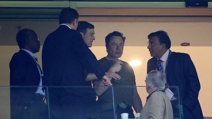 Elon Musk (centro), con Jared Kushner (a su derecha), este domingo en el estadio Lusail de Qatar, durante la final del Mundial de Fútbol.