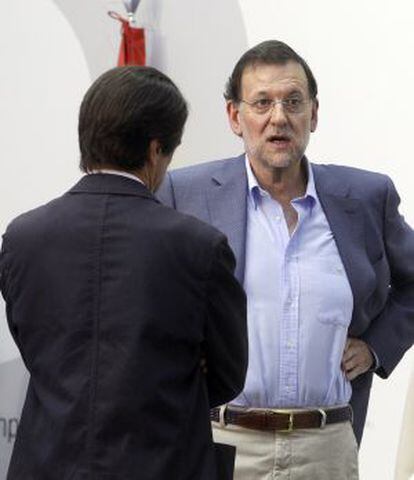 Rajoy charla con Aznar en el campus de FAES en julio de 2012. 