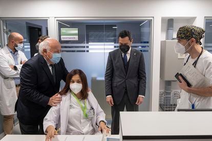 El presidente de la Junta, Juan Manuel Moreno y el consejero de Salud, Jesús Aguirre, en la inauguración de tres nuevas plantas en el antiguo Hospital Militar de Sevilla.