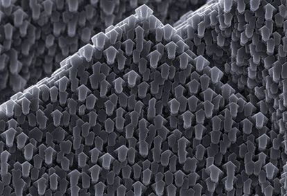 En esta fotografía tomada por un microscopio se puede observar un cristal de calcita cuyo relieve está formado por pequeñas flechas.