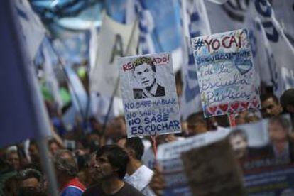 Críticas a Macri y carteles a favor de la escuela pública en la protesta.
