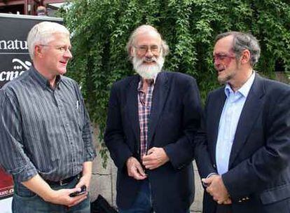 Los expertos en oncogenes John E. Dick, Tony Hunter y Mariano Barbacid (de izquierda a derecha) en el congreso celebrado en Madrid.