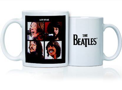 Taza que homenajea el disco <i>Let it be,</i> de los Beatles.