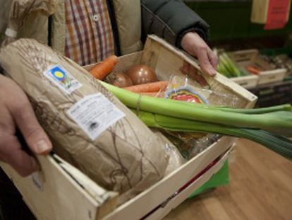 Cesta con productos ecol&oacute;gicos.