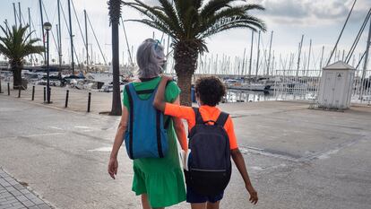 Maria Herrero acompaña a su hijo Genís a clases de vela en el Port Olímpic de Barcelona.