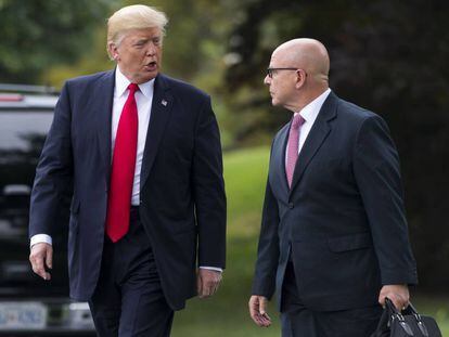 Donald Trump y su consejero de Seguridad Nacional, H.R. McMaster, en la Casa Blanca.