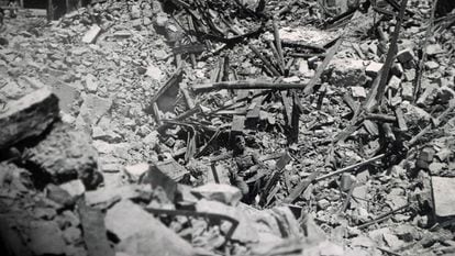Un soldado nazi comprobando el cráter de una de las bombas de los 'stukas'.