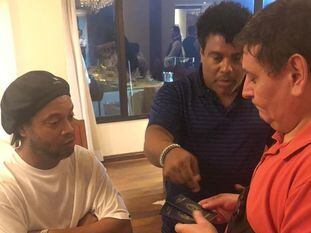 Autoridades policiales en la habitación de Ronaldinho, a la izquierda en Lambaré,  Paraguay.