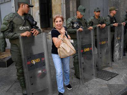 Oficiales de la Guardia Nacional Bolivariana bloquean el ingreso al Parlamento de Venezuela, en Caracas.
