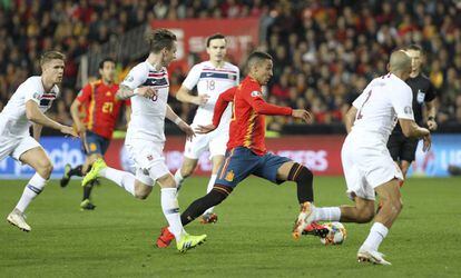 Rodrigo, entre jugadores noruegos.