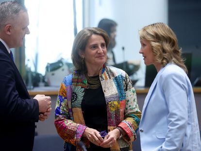 El ministro esloveno de Medio Ambiente, Bojan Kumer, la española Teresa Ribera y la alemana Steffi Lemke, este lunes en Bruselas