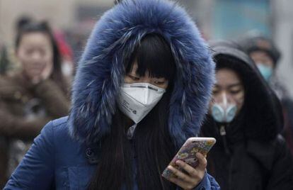 Una mujer la semana pasada en Pekín, durante la alerta por contaminación.