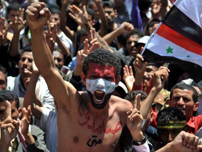 Un manifestante yemen&iacute; participa en una protesta antigubernamental, el lunes en San&aacute;, Yemen