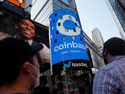 Anuncio de la salida a cotización de Coinbase en la plaza de Times Square en Nueva York, este miércoles.