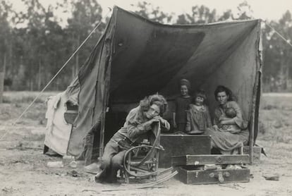 Esta familia migrante de agricultores fue retratada por la prestigiosa fotógrafa Dorothea Lang en 1936 en Nipomo, California, Estados Unidos. Por entonces, la pobreza azotaba a la población migrante que llegaba a Estados Unidos buscando cumplir un sueño y se encontraba con decenas de obstáculos. Décadas después, sabemos que casi la mitad de las empresas de éxito del país son o fueron fundadas por inmigrantes.