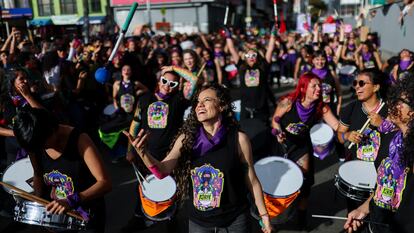 Una batucada de mujeres en la protesta contra la violencia de género en Bogotá, Colombia.