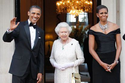 Isabel II con el matrimonio Obama en mayo de 2011.