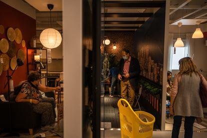 Visitantes recorren los diferentes espacios y ambientes de la tienda, organizada por sectores de un hogar.