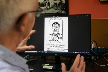 Josep Maria Monferrer muestra un cartel de protesta contra el rodaje de 'Perros Callejeros' en los años setenta.