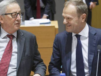 El presidente de la Comisi&oacute;n Europea, Jean-Claude Juncker (izquierda), conversa con Donald Tusk.