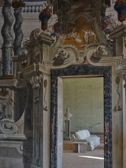 Uno de los sofás de Vicent van Duysen para Zara Home descansa en una sala de un palacio milanés.