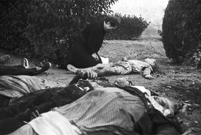 Una madre ante el cadáver de su hijo, en Lleida, tras un bombardeo (1937).