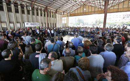 Simpatizantes de Podemos en una asamblea en Valencia, en junio.