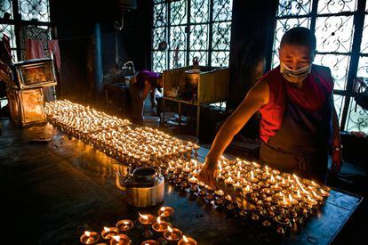 Por las tardes, el monasterio de Namgyal se llena de ritos: velas encendidas, rezos, rodillos de oración en movimiento, cánticos, pies descalzos…