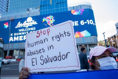 Ciudadanos salvadoreños protestan frente a la sede de la Cumbre de las Américas contra los abusos del gobierno de Nayib Bukele, el 6 de junio de 2022.