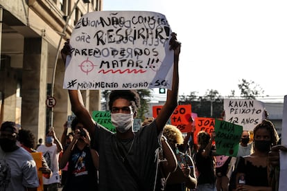 Un manifestante sostiene un letrero que dice en portugués "No puedo respirar. Dejen de matarnos" durante una protesta en Niteroi.