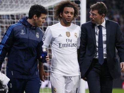 Marcelo se retira del campo acompañado por dos médicos del Madrid