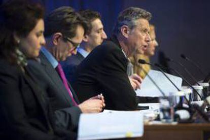 El economista jefe del Fondo Monetario Internacional (FMI), Olivier Blanchard (3i), comparece en una rueda de prensa de presentación del informe del FMI "Perspectivas Económicas Globales" en la sede del organismo en Washington DC, Estados Unidos.