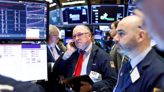 New York (United States), 03/03/2020.- Traders work on the floor of the New York Stock Exchange in New York, New York, USA, 03 March 2020. Stocks around the world are continuing reacting to news that the coronavirus is spreading more widely. (Estados Unidos, Nueva York) EFE/EPA/JUSTIN LANE