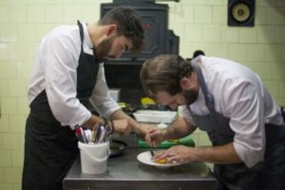 El chef Mario Ríos, a la derecha, en el restaurante La fábrica de Besana.