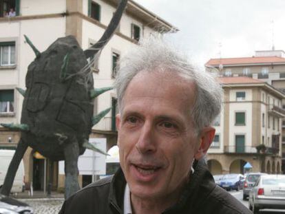 El artista Andr&eacute;s Nagel ante su escultura de Amorebieta en 2008.