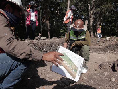 Arqueólogos realizan la exploración de algunos restos de viviendas y sitios de uso ritual para su salvamento en la ruta del Tren Maya.