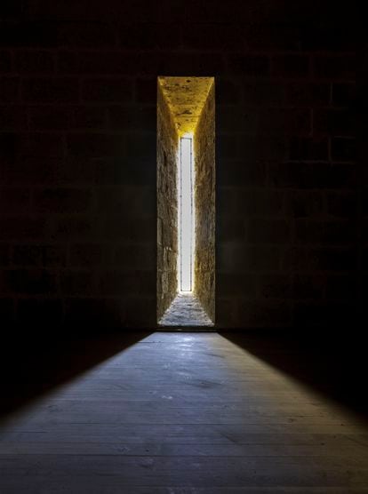 Una vista en penumbra de una estancia de la catedral de Segovia. 