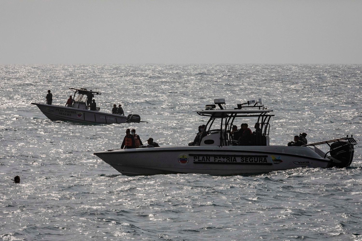 Miembros de las fuerzas de seguridad patrullan las costas de Macuto, La Guaira, este domingo.