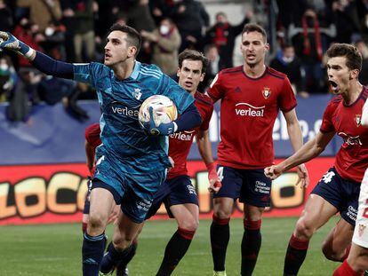 El portero de Osasuna Sergio Herrera (i) celebra el penalti detenido a Rakitic en el descuento, durante el partido ante el Sevilla disputado este sábado en el estadio de El Sadar, en Pamplona.