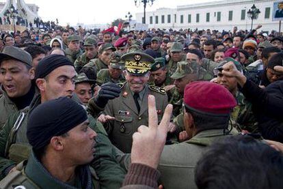 El general Rashid Ammar se dirige a los manifestantes el pasado lunes en el centro de Túnez.