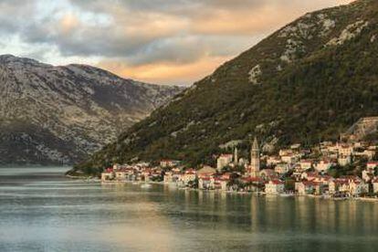 La villa de Perast al atardecer, en la bahía de Kotor (Montenegro).