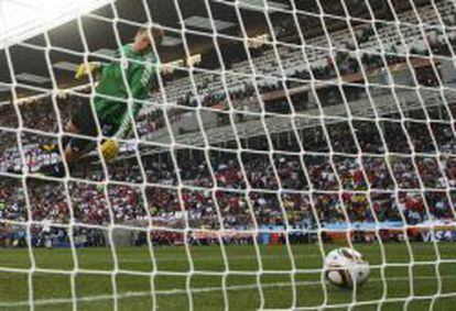 En el Mundial de 2010, un gol no concedido a Inglaterra, pese a que el balón traspasó ampliamente la línea de gol, impulsó el debate sobre la adopción de tecnología en el fútbol profesional.