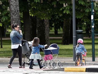 Una madre pasea con sus hijos por una calle de Pamplona, en abril de 2020.