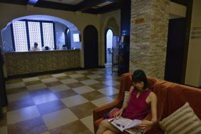 Recepción de un hotel de la cadena Jinjiang Inn, en Shanghái (China).