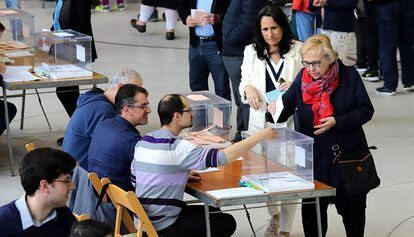 Votantes en un colegio de Girona.